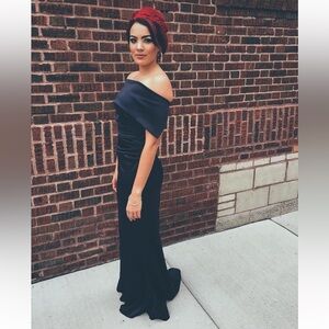 Vince Camuto Elegant Off-Shoulder navy Gown